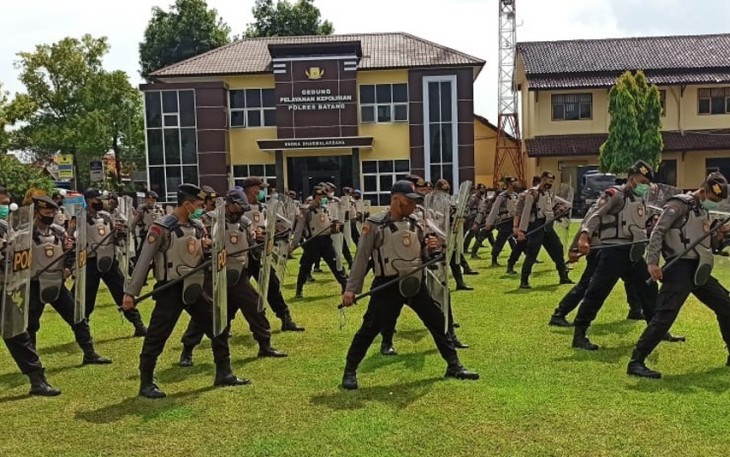 Puluhan personel Polres Batang Polda Jawa Tengah yang akan membantu pengamanan Pemilihan Kepala Daerah (Pilkada) serentak tahun 2020 di Kabupaten Kendal dan Pekalongan melaksanakan latihan pengendalian massa di Mapolres Batang, Kamis (26/11/2020).