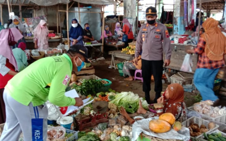 Forkompimcam Rowosari Kabupaten Kendal terus  lakukan operasi yustisi. Sasaran kali ini adalah pasar Tawang Gempolsewu Kecamatan Rowosari Kabupaten Kendal. Jum'at 27/11/2020.