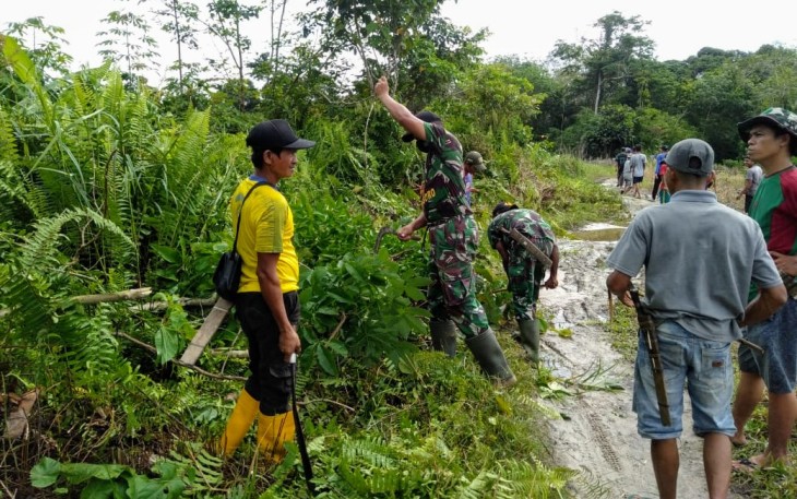 Satgas Pamtas RI-Malaysia Yonif 407/Padma Kusuma bersama Warga melaksanakan karya bakti pembersihan jalan di Desa Nanga Bayan, Kecamatan Ketungau Hulu, Kabupaten Sintang Senin (30/11/20)