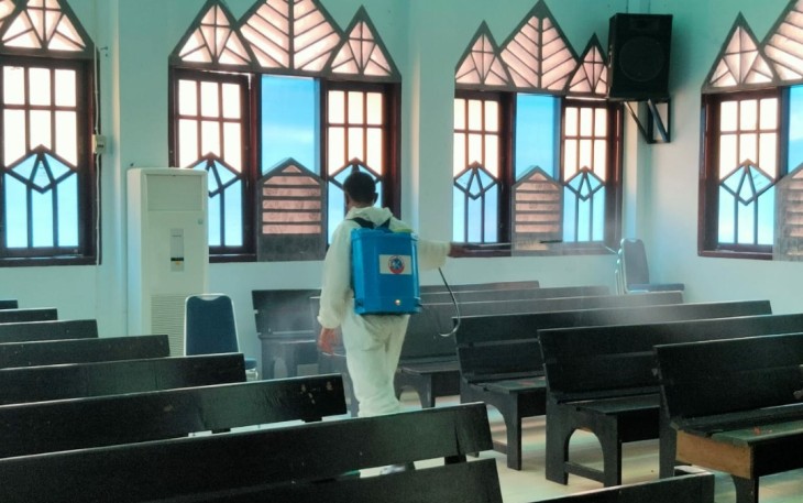 Unit KBR Gegana Brimob Bengkulu Semprotkan Disinfektan di Gereja HKBP