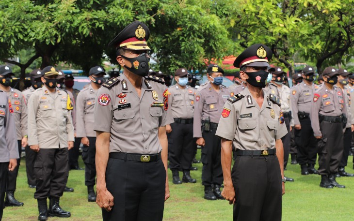 Kapolres Kendal AKBP Raphael Sandhy Cahya Priambodo, S.I.K. melantik Kasubbag Humas Polres Kendal AKP Sukarsa naik pangkat menjadi Kompol dan. Aiptu Sukman mendapatkan penghargaan menjadi IPDA dalam Apel Korp Raport Kenaikan Pangkat di halaman Polres Kendal, Senin (2/11/2020).