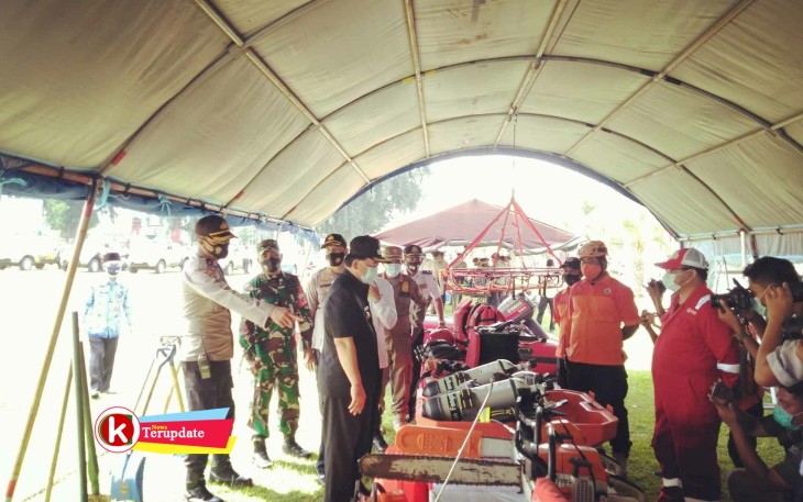 Pjs Walikota Jumadi (baju hitam) Melihat Piranti Mitigasi Bencana (foto : Faisal NR / Klikwarta.com) 