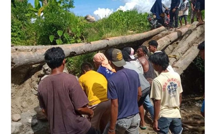 Warga Mangge - Mangge dan Talaga Desa Luhu  Swadaya Perbaiki Jembatan Pakai Batang Kelapa