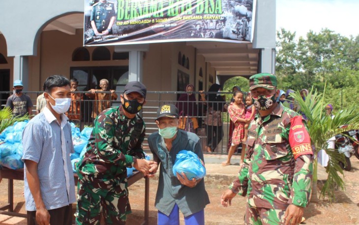 Yonif 725/Woroagi Gelar Kerja Bakti dan Pembagian Sembako
