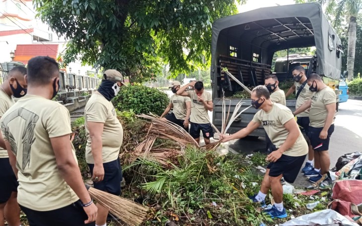 Danyonmarhanlan VIII Bitung Pimpin Kerja Bhakti Pembersihan Lingkungan Gereja