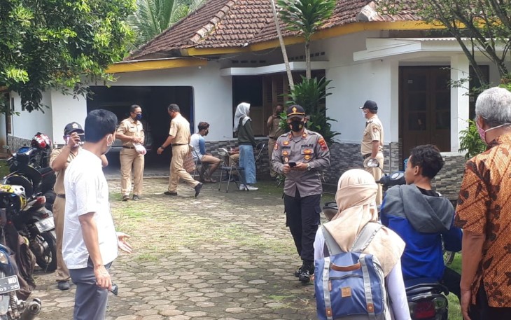 Polsek Singorojo Polres Kendal gelar operasi yustisi pendisiplinan dan penegakan protokol kesehatan cegah COVID-19 sesuai Inpres Nomor 6 tahun 2020 bertempat di depan Kecamatan Singorojo Kabupaten Kendal. (30/11/2020).