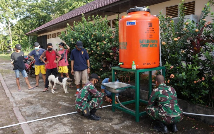 Satgas Pamtas RI-Malaysia Yonif 407/PK memberikan bantuan sarana sanitasi untuk mencegah Covid-19 yang berupa profil tank untuk tempat cuci tangan ditempat ibadah wilayah sekitar Kecamatan Badau, Kabupaten Kapuas Hulu, Kalimantan Barat. Selasa (01/12/2020).