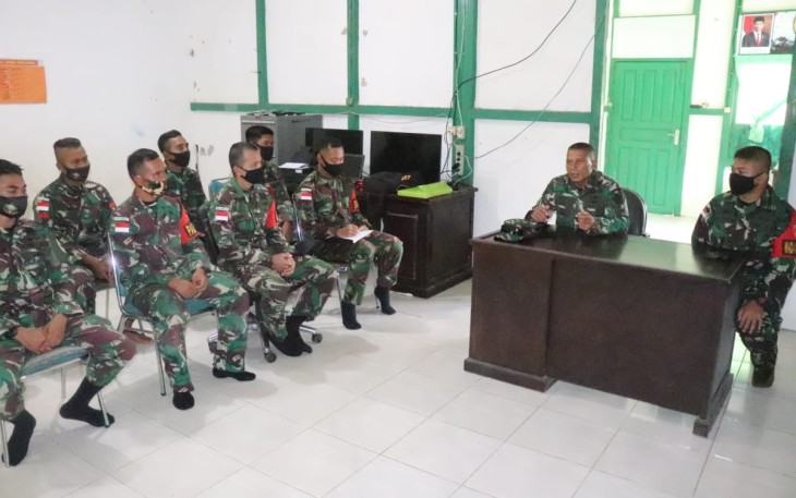 Wadansatgas RI-Malaysia Yonif 407/PK Kapten Inf Aji Danar Yudha Ketawang menerima kunjungan Tim Pengawasan dan Evaluasi (Wasev) Staf Teritorial Mabes TNI di Pos Sei Tekam SSK III Satgas Pamtas RI-MLY Yonif 407/PK, Kabupaten Sanggau, Provinsi Kalimantan Barat, Selasa (01/12/2020).