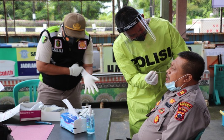 Polres Kendal melaksanakan Rapit Test dan Rapid Swab bagi Anggota Polres Kendal di lapangan tenis indoor Polres Kendal. Kamis, 3/12/2020.