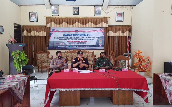 Ketua PPK Kecamatan Patean  adakan Rakor Pengelolaan dan Penanganan Logistik dalam Pilkada 2020 di Aula Kantor Kecamatan Patean. Jum'at, 4/12/2020.