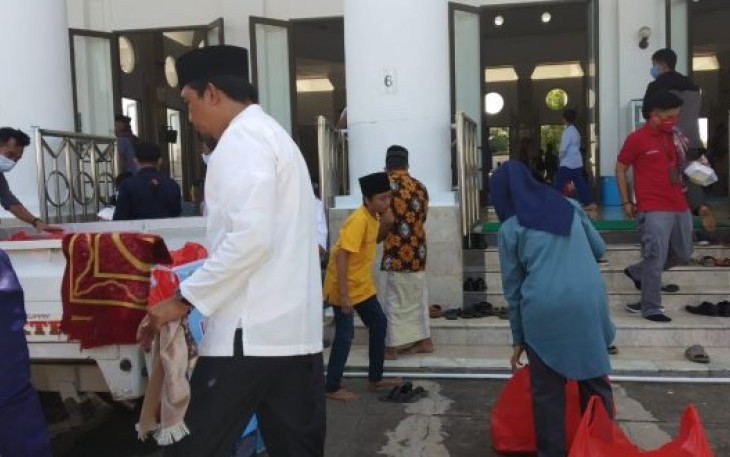 Kadis DKP Kota Bengkulu Syafriandi Membagikan Nasi Ikan Lele Kepada Jamaah Salat Jumat 