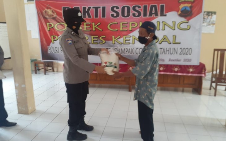 Kapolsek Cepiring  membagikan bantuan di Balaidesa Botomulyo dan Balaidesa Kaliayu Kecamatan Cepiring Kabupaten Kendal. Jum'at 4/12/2020.