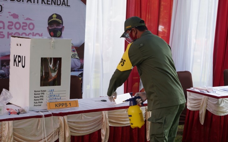 Polres Kendal melaksanakan kegiatan Simulasi Pemungutan dan Penghitungan Suara Pemilihan Bupati dan Wakil Bupati Kendal tahun 2020 di halaman Mapolres Kendal. Jum'at, 4/12/2020.