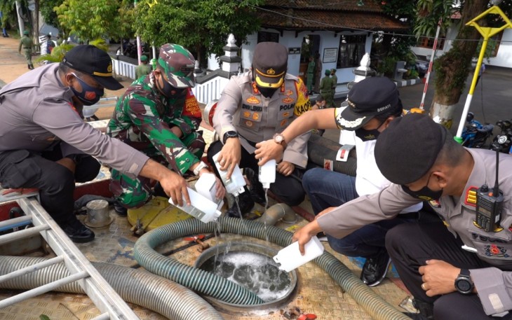 Jajaran Kepolisan Resor (Polres) Batang dan Komando Distrik Militer (Kodim) bersama Pemerintah Kabupaten (Pemkab) Batang melakukan penyemprotan disinfektan secara massal diseluruh kecamatan di kabupaten Batang sebagai upaya pencegahan penyebaran COVID-19, Jumat (4/12/2020).