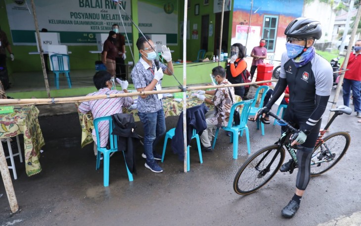 Gubernur Jawa Tengah, Ganjar Pranowo mengajak anak dan istrinya nyoblos sambil gowes di TPS 02 Gajahmungkur Rabu (9/12)