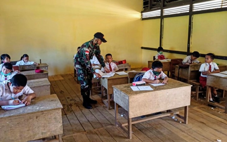 Satgas Pamtas RI-Malaysia Pos Kampung Jasa Yonif 407/PK Diberi Kepercayaan Untuk membantu menjadi pengawas UAS di SDN 02 Jasa Dusun Wakampuh Desa Jasa Kecamatan Ketungau Hulu Kabupaten Sintang