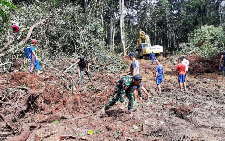 Satgas Pamtas RI-Malaysia Yonif 407/PK Pos Klawik Gotong royong membantu masyarakat membuka hutan untuk pembuatan Jalan Usaha Tani (JUT) di Dusun Bakul, Desa Labian Ira'ang, Kecamatan Batang Lumpar, Kabupaten Kapuas Hulu, Kalbar. Kamis (17/12/20)