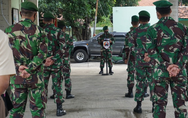 Komandan Kodim 0736/Batang Letkol Arh Yan Eka Putra menggelar upacara pelepasan bagi personel yang akan melaksanakan pindah satuan di Makodim,  Jl Jenderal Sudirman no. 41 Kesepuhan Batang, Selasa (22/12/20)