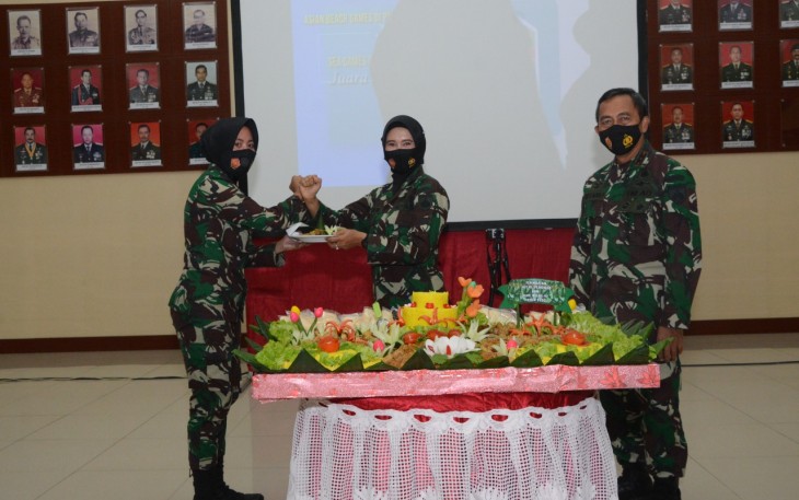 Pangdam IV/Diponegoro Mayjen TNI Bakti Agus Fadjari, S.I.P., M.Si. menghadiri acara hari ulang tahun Korps Wanita Angkatan Darat ke-59 di Aula Makodam IV/Diponegoro, Jl. Perintis Kemerdekaan, Watugong, Selasa (22/12).