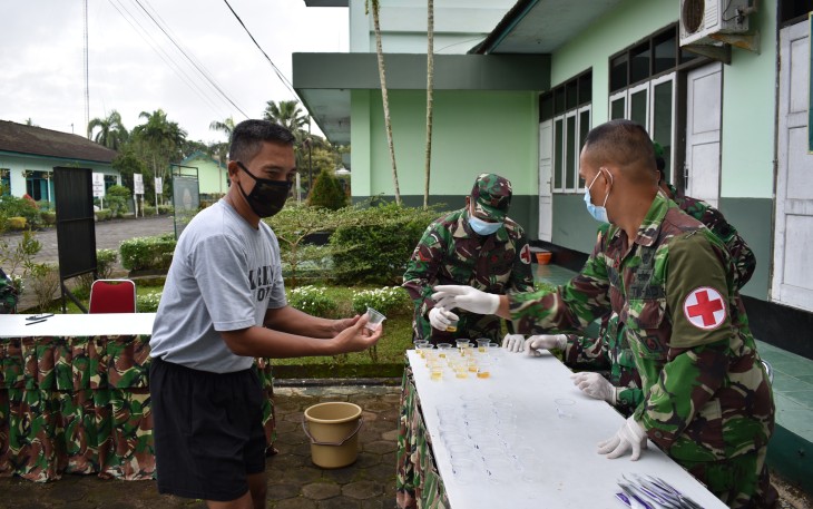 Prajurit dan PNS Makorem 071/Wijayakusuma Disidak Tes Urine di Lapangan Apel Makorem 071/Wk Sokaraja