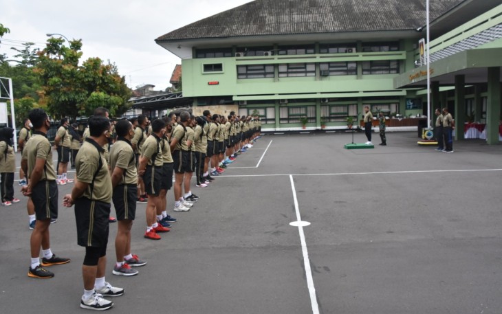 Danrem 072/Pamungkas Brigjen TNI Ibnu Bintang Setiawan SIP MM Memberikan Jam Komandan