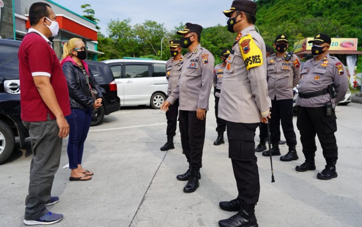 Kabid Humas Polda Jateng Kombes Pol Iskandar Fitriana Sutisna SIK MSi Selaku Pamatwil Polda Jateng Melakukan Pengecekan Pos Pengamanan Diwilayah Hukum Polres Batang