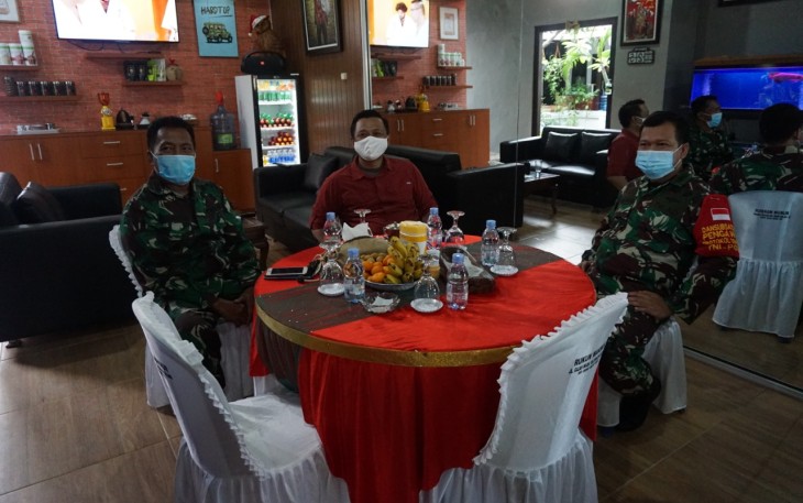 Dandim 0736/Batang Letkol Arh Yan Eka Putra Mengunjungi Kediaman Kapolres Batang 