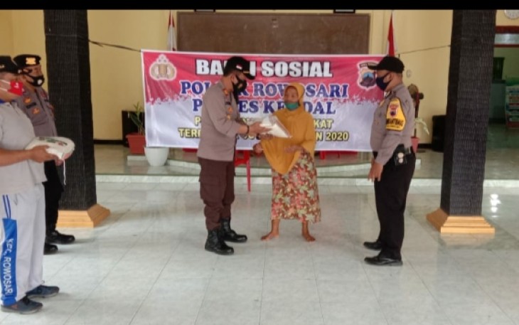 Kapolsek Rowosari AKP Zaenal Arifin SH. bersama Plt Camat Rowosari Saefudin dan Kades Gempolsewu Carmadi membagikan beras untuk warga terdampak covid 19. Jum'at, 4/12/2020.