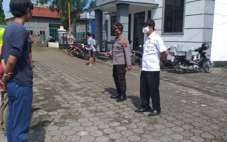 Kapolsek Rowosari AKP Zaenal Arifin SH laksanakan kegiatan Operasi Yustisi di Jl. Bahari di depan Kecamatan Rowosari Kabupaten Kendal. Rabu, 16/12/2020.