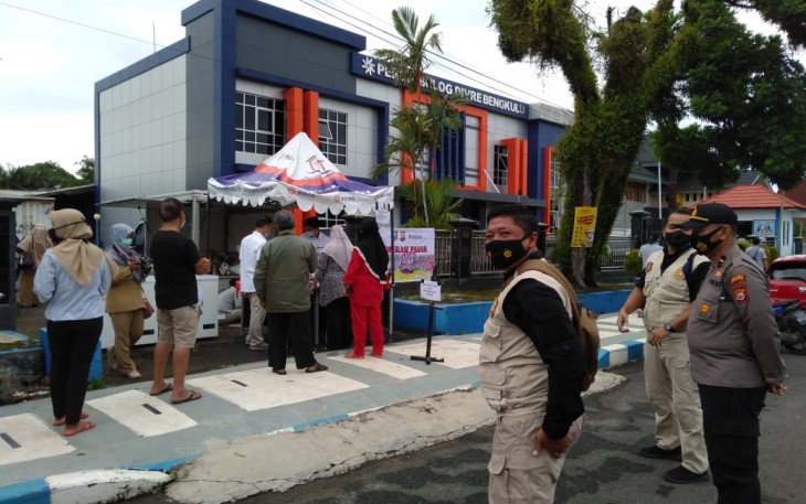 Polsek Gading Cempaka Kawal Operasi Pasar Bulog Sesuai Prokes Covid-19