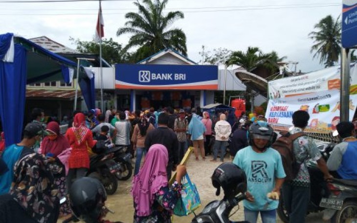 Personil Polres Seluma Bubakan Kerumunan Pembagian BPUM 