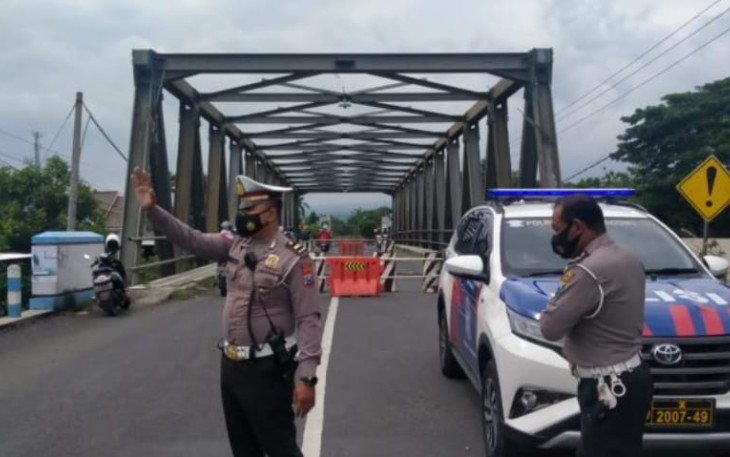  Jembatan Penghubung Kecamatan Kedungwaru dan Karangrejo Tulungagung Ditutup Total