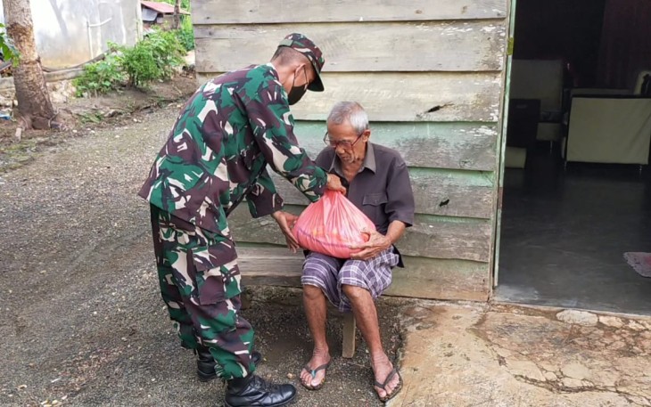 Mayjen TNI Andi Sumangerukka Bagikan 6.750 Sembako di Sultra