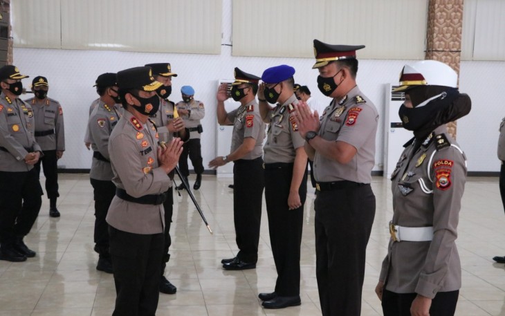 Kapolda Bengkulu Irjen Pol Drs Teguh Sarwono MSi Pimpin Upacara Kenaikan Pangkat 732 Personel Polda 
