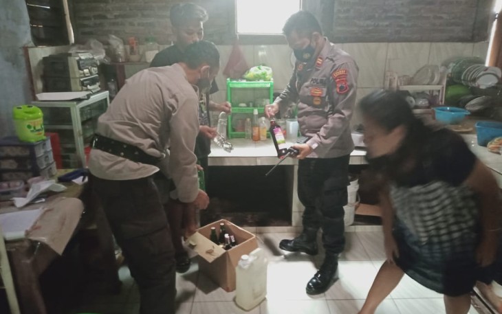 Polsek Singorojo laksanakan operasi miras di wilayah hukum Singorojo. Kamis 31/12/2020.