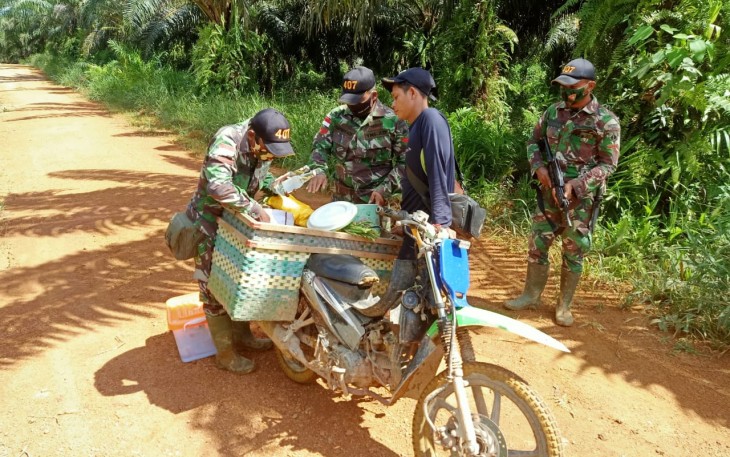 Satgas Pamtas RI-Malaysia Yonif 407/Padmakusuma berhasil menangkap satu orang pelaku penyelundupan minuman keras ilegal di jalan Desa menuju kampung Sei Seria, Kecamatan Ketungau Hulu, Kabupaten Sintang, Kalimantan Barat Kamis 31/12/2020