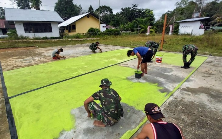 Satgas Pamtas RI-MLY Sektor Timur Kalimantan Barat Yonif 407/PK Bergotong-royong Bersama Masyarakat 