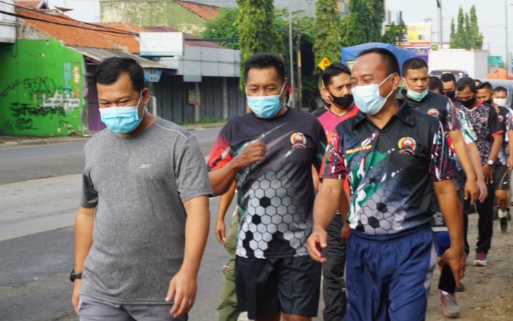 Prajurit Kodim Batang Melaksanakan Jalan Sehat Dipimpin Langsung Oleh Komandan Kodim 0736/Batang  Letkol Arh Yan Eka Putra di Seputaran Kota Batang