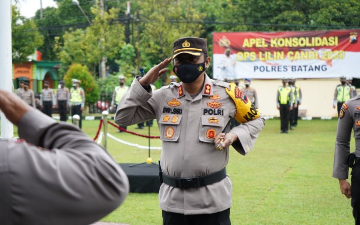 Kapolres Batang AKBP Edwin Louis Sengka SIK MSi Memimpin Apel Konsolidasi berakhirnya Operasi Lilin Candi 2020 di Halaman Mapolres Batang