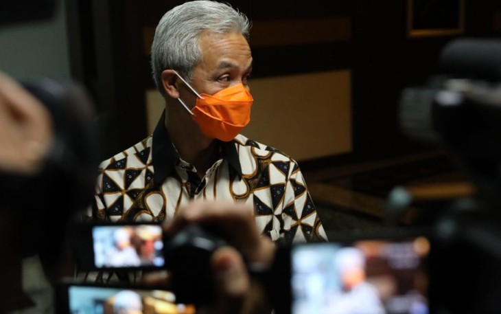 Ganjar, memberika keterangan kepada media usai rapat penanganan COVID-19 di lantai dua kantor Pemprov Jateng, Senin (11/1).