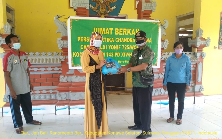 Ringankan Beban Masyarakat, Persit KCK Cab LXI Yonif 725 Berbagi Dimasa Pandemi