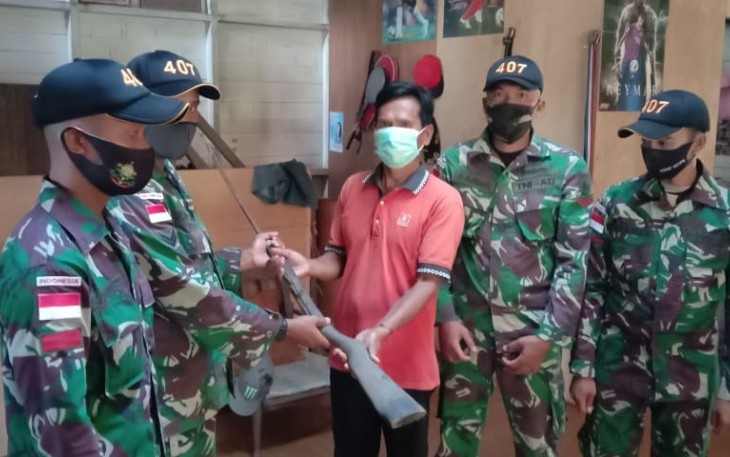 Pos Jaung menerima penyerahan senjata api rakitan jenis Lantak secara sukarela dari masyarakat