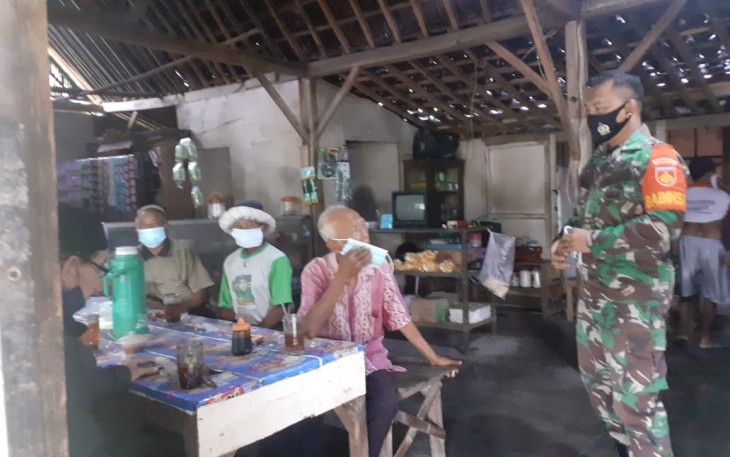 Babinsa Desa Demangan Koramil 10/Sambi Kodim 0724/Boyolali Sertu Agus Budiyanto Melaksanakan Kegiatan Komsos Bersama Warga