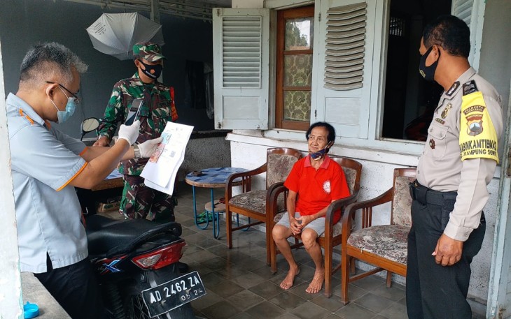 Babinsa Kelurahan Sewu Koramil 04/Jebres Kodim 0735 Surakarta Sertu Suparno bersinergi dengan Bhabinkamtibmas membantu petugas PT Pos Indonesia membagikan BST kepada Lansia di wilayah Kelurahan Sewu