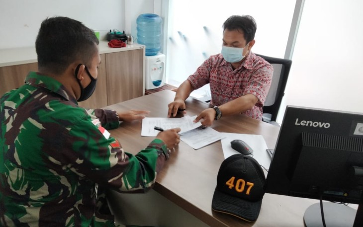 Babinsa Kelurahan Kemlayan Koramil 03 Serengan Kodim 0735 Surakarta Serka A. Rumbawa dan Koptu Catur Handoko bersama Lurah dan ketua RW kelurahan kemlayan melaksanakan Evaluasi sistem Jogo tonggo bertempat di kantor Kelurahan Kemlayan Kecamatan Serengan, (22/01)