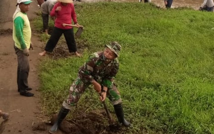 Babinsa Peltu Haryana Koramil 03/Gringsing bersama warga melakukan karya bhakti normalisasi saluran air sungai jenes (Pintu Air Mundu Selatan) di Wilayah Dukuh Mundu Desa Yosorejo dan Dukuh Sidodadi, Desa Krengseng  Kecamatan Gringsing, Kabupaten Batang. Jumat (22/1/21)