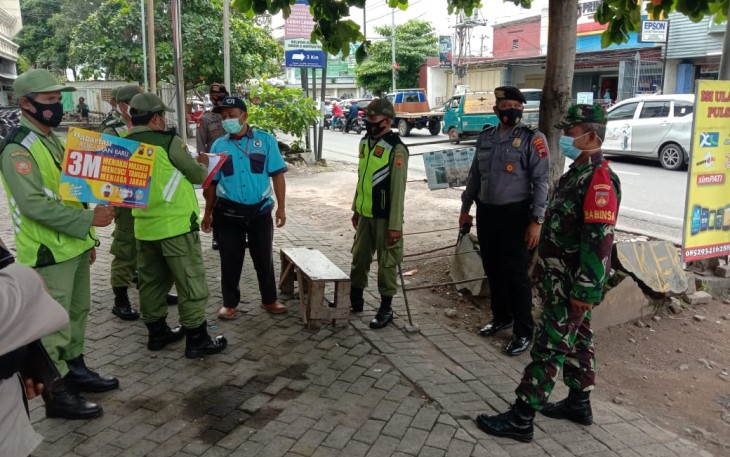 Babinsa Kelurahan Serengan Koramil 03/Serengan Kodim 0735 Surakarta Serka Aris Sulistiyono bersama Polsek dan Linmas melaksanakan  pengecekan tentang penerapan PPKM yang bertempat di Pertokoan Jl. Yos Sudarso Danukusuman dan Jl. Veteran Kelurahan Serengan Kec Serengan Kota Surakarta, (23/01) 