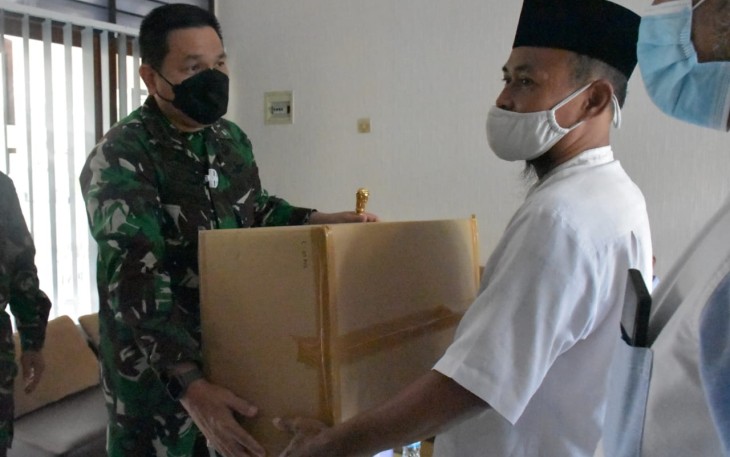 Danrem 074/Warastratama Kolonel Inf Rano Tilaar bersama Ustaz Abu Bakar Ba'asyir saat kunjungan silaturahmi di Pondok Pesantren (Ponpes) Al Mukmin Ngruki Kabupaten Sukoharjo Jawa Tengah