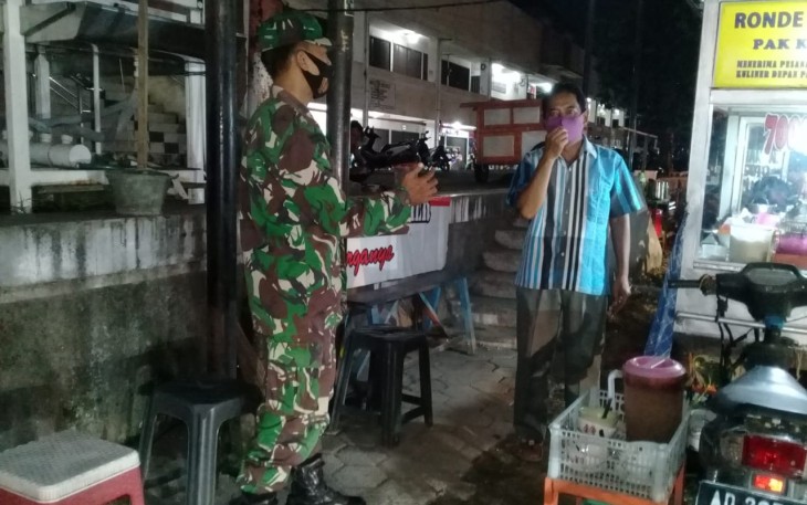Piket Koramil 02/Banjarsari Kodim 0735/Surakarta Serda Sugiyanto bersama anggota Linmas melaksanakan kegiatan Patroli malam di wilayah kecamatan Banjarsari kota Surakarta.