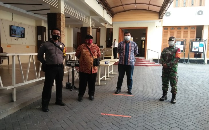Sertu Rohmad Babinsa Koramil 03 Serengan Kodim 0735 Surakarta melaksanakan pengamanan dan pengecekan Protokol Covid-19 dalam rangka PPKM pada Jemaat yang sedang melaksanakan Kebaktian Mingguan